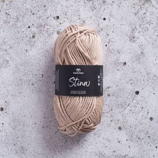 Svarta Fåret Stina 22 Skal beige Indhold: 100% kæmmet bomuld Vægt/længde: 50 g = ca. 80 meter Anbefalede pinde: 5 mm Strikkefasthed: 10 x 10 cm = 18 m Vask: Vask ved 40 ℃.