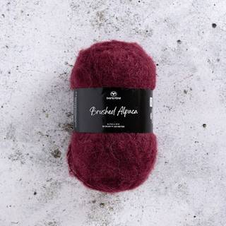 Svarta Fåret Brushed Alpaca 020 Midnats merlot Indhold: 91% alpaca, 9% nylon Vægt/længde: 50 g = ca. 110 meter Anbefalede pinde: 6 mm Strikkefasthed: 10 x 10 cm = 12-18 m x 18-24 p Vask:Håndvask.