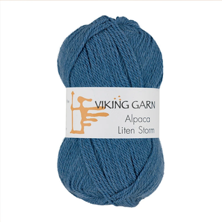 Viking Alpaca Liten Storm 724 Mellemblå Indhold: 40 % alpaca superfine, 40% merino uld, 20 % nylon fiber Vægt/længde: 50 g. = ca. 175 meter Anbefalede pinde: 3 mm Strikkefasthed: 10 x 10 cm = 25 m Vask: Uldvask ved 30 ℃.