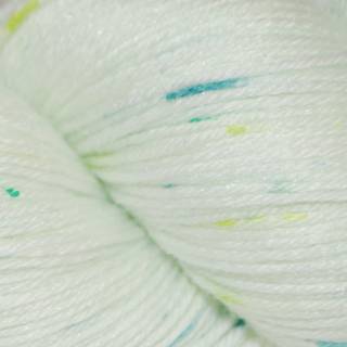 Hjertegarn Armonia Handdyed 0089 Indhold: 75% superfin superwash merinould, 25% nylon Vægt/længde: 100 g = ca. 400 meter Anbefalede pinde: 2.5-3 mm Strikkefasthed: 10 x 10 cm = 28 m Vask: Uldvask 30º / Brug uldvaskemiddel.