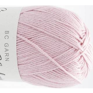 BC Garn Summer in Kashmir GOTS 02 Lys pink Indhold: 90% Bomuld, 10% Cashmere Vægt/længde: 50 g = ca. 165 meter Anbefalede Pinde: 2.5-3.5 mm Strikkefasthed: 10x10 cm = 24 m x 32 p Vask: Håndvask / Tåler ikke tørretumbling.
