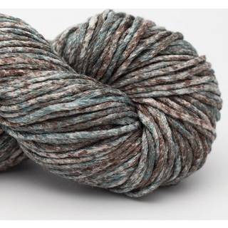 Erika Knight Studio Linen Print 027 Camouflage Indhold: 85% Viskose, 15% hør Vægt/længde: 50 g = ca. 120 meter Anbefalede pinde: 3½ - 4 mm Strikkefasthed: 10 cm = 21 m Kan vaskes på maskine, maks. 30ºC / Tørres fladt.