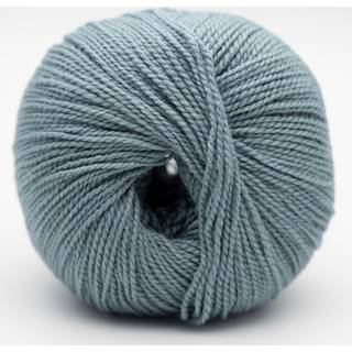 BC Garn Semilla Silkbloom GOTS 023 Mint Indhold: 75% Uld, 25% Silke Vægt/længde: 50 g = ca. 200 meter Anbefalede Pinde: 2.5 mm Strikkefasthed: 10 x 10 cm = 31 m x 46 p Vask: Maskinvask 30 °C/ Tåler ikke tørretumbling.