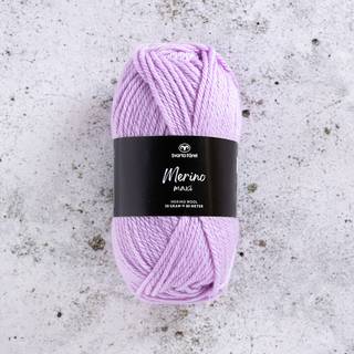 Svarta Fåret Merino Maxi 18 Luksuslilla Indhold: 100% Merinould Vægt/længde: 50 g = ca. 80 meter Anbefalede pinde: 4.5-5.5 mm Strikkefasthed: 10 x 10 cm = 16-18 m x 22-24 p Anbefalede hæklenåle: 5 mm Hæklefasthed: 10 x 10 cm = 14 fm x 17 r Vask: Håndvask, lunkent vand.