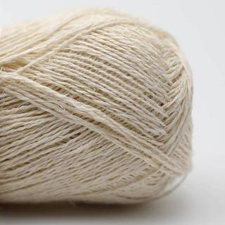 BC Garn Lino 66 Off White Indhold: 100% Hør Vægt/længde: 50 g = ca. 150 meter Anbefalede Pinde: 3.00-4.00 mm Strikkefasthed: 10x10 cm = 26 m x 32 p Vask: Maskinvask 40 ºC / Tåler ikke tørretumbling.