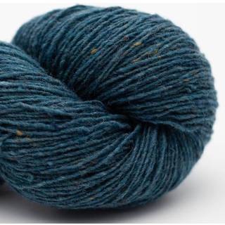 BC Garn Loch Lomond Lace GOTS 02 Petroleum Indhold: 100% uld Vægt/længde: 50 g = ca. 300 meter Anbefalede pinde: 2.00-3.00 mm Strikkefasthed: 10 cm = 26 m Vask: Skal håndvaskes / Tåler ikke tørretumbling.