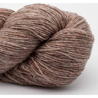 BC Garn Loch Lomond Lace GOTS 19 Sand Indhold: 100% uld Vægt/længde: 50 g = ca. 300 meter Anbefalede pinde: 2.00-3.00 mm Strikkefasthed: 10 cm = 26 m Vask: Skal håndvaskes / Tåler ikke tørretumbling.