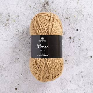 Svarta Fåret Merino Maxi 10 Smørkaramel Indhold: 100% Merinould Vægt/længde: 50 g = ca. 80 meter Anbefalede pinde: 4.5-5.5 mm Strikkefasthed: 10 x 10 cm = 16-18 m x 22-24 p Anbefalede hæklenåle: 5 mm Hæklefasthed: 10 x 10 cm = 14 fm x 17 r Vask: Håndvask, lunkent vand.