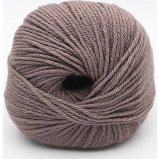 Kremke The Merry Merino 110 GOTS 04 Brown-Grey Indhold: 100% merinould Vægt/længde: 50 g = ca. 110 m Anbefalede pinde: 4-5 mm Strikkefasthed: 10 cm = 18 m Vask: Forsigtig maskinvask.