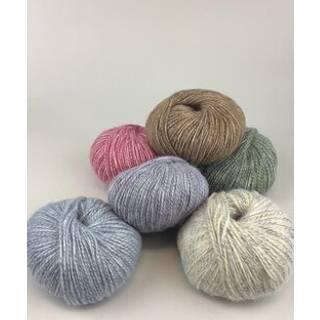 Permin Vera 10 Mosgrå Indhold: 65% bomuld, 25% alpaca, 5% uld Vægt/længde: 50 g = ca. 125 meter Anbefalede pinde: 4-5 mm Strikkefasthed: 10 x 10 cm = 15-16 m x 26-28 p Vask:Håndvask.