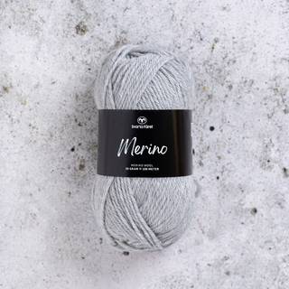 Svarta Fåret Merino 23 Uberørt grå Indhold: 100% Merinould Vægt/længde: 50 g = ca. 100 meter Anbefalede pinde: 3.5-4.5 mm Strikkefasthed: 10 x 10 cm = 19-21 m x 28-30 p Anbefalede hæklenåle: 4 mm Hæklefasthed: 10 x 10 cm = 17 fm x 20 r Vask: Håndvask, lunkent vand.