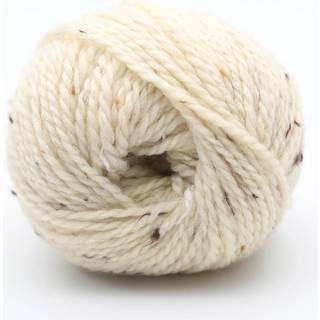 BC Garn Hamelton Tweed 1 GOTS 02 Naturlig Indhold: 90% Uld, 10% Viskose Vægt/længde: 50 g = ca. 100 meter Anbefalede Pinde: 4.5-5 mm Strikkefasthed: 10x10 cm = 18 m x 22 p Vask: Håndvask / Tåler ikke tørretumbling.