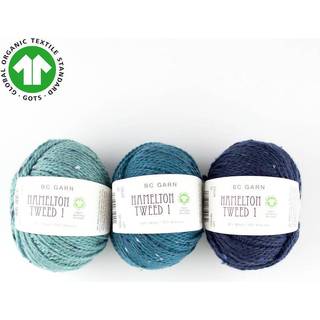 BC Garn Hamelton Tweed 1 GOTS 01 Marineblå Indhold: 90% Uld, 10% Viskose Vægt/længde: 50 g = ca. 100 meter Anbefalede pinde: 4.50-5.00 mm Strikkefasthed: 10x10 cm = 18 m x 22 p Vask: Håndvask / Tåler ikke tørretumbling.