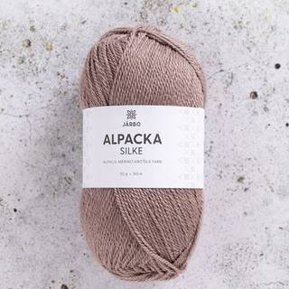 Järbo Alpacka Silke 06 Brown dromedary Indhold: 45% baby alpaca, 40% merinould, 15% silke Vægt/længde: 50 g = ca. 165 meter Anbefalede pinde: 3.5 mm Strikkefasthed: 10 x 10 cm = 24 m x 32 p Vask:Håndvask.