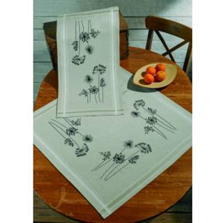 Broderikit Natur 80 x 80 cm Smukke naturmotiver i fine detaljer Størrelse: 80x80cm Syteknikker som kontur- og langsting Færdigmonteret dug af høj kvalitet Enkel og elegant farvepalet.