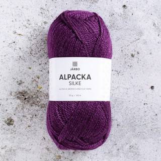 Järbo Alpacka Silke 24 Plum noir Indhold: 45% baby alpaca, 40% merinould, 15% silke Vægt/længde: 50 g = ca. 165 meter Anbefalede pinde: 3.5 mm Strikkefasthed: 10 x 10 cm = 24 m x 32 p Vask:Håndvask.