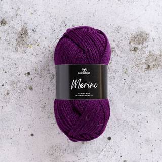 Svarta Fåret Merino 17 Morbæreliksir Indhold: 100% Merinould Vægt/længde: 50 g = ca. 100 meter Anbefalede pinde: 3.5-4.5 mm Strikkefasthed: 10 x 10 cm = 19-21 m x 28-30 p Anbefalede hæklenåle: 4 mm Hæklefasthed: 10 x 10 cm = 17 fm x 20 r Vask: Håndvask, lunkent vand.