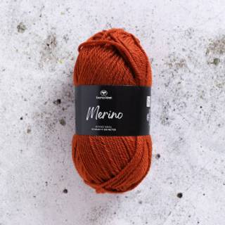 Svarta Fåret Merino 19 Mammut Indhold: 100% Merinould Vægt/længde: 50 g = ca. 100 meter Anbefalede pinde: 3.5-4.5 mm Strikkefasthed: 10 x 10 cm = 19-21 m x 28-30 p Anbefalede hæklenåle: 4 mm Hæklefasthed: 10 x 10 cm = 17 fm x 20 r Vask: Håndvask, lunkent vand.