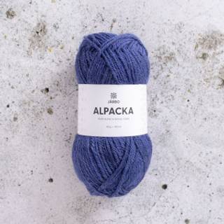 Järbo Alpacka 09 Blue federal Indhold: 100% alpaca Vægt/længde: 50 g = ca. 100 meter Anbefalede pinde:4 mm Strikkefasthed: 10 x 10 cm = 21 m x 28 p Vask:Håndvask.