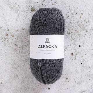 Järbo Alpacka 03 Grey night owl Indhold: 100% alpaca Vægt/længde: 50 g = ca. 100 meter Anbefalede pinde:4 mm Strikkefasthed: 10 x 10 cm = 21 m x 28 p Vask:Håndvask.