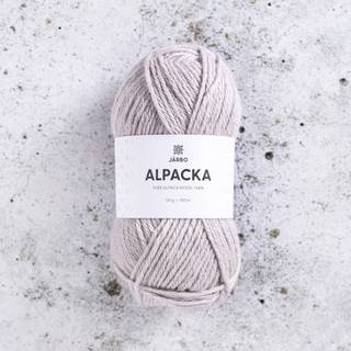 Järbo Alpacka 04 Sand plaster Indhold: 100% alpaca Vægt/længde: 50 g = ca. 100 meter Anbefalede pinde:4 mm Strikkefasthed: 10 x 10 cm = 21 m x 28 p Vask:Håndvask.