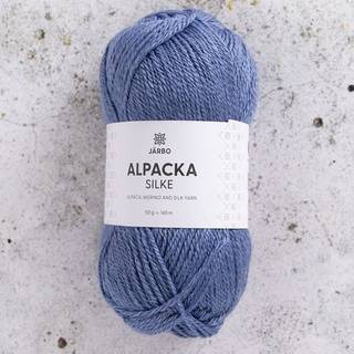 Järbo Alpacka Silke 19 Blue slate Indhold: 45% baby alpaca, 40% merinould, 15% silke Vægt/længde: 50 g = ca. 165 meter Anbefalede pinde: 3.5 mm Strikkefasthed: 10 x 10 cm = 24 m x 32 p Vask:Håndvask.