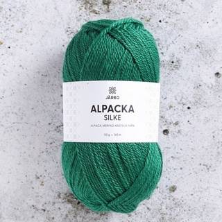 Järbo Alpacka Silke 08 Green dynasty Indhold: 45% baby alpaca, 40% merinould, 15% silke Vægt/længde: 50 g = ca. 165 meter Anbefalede pinde: 3.5 mm Strikkefasthed: 10 x 10 cm = 24 m x 32 p Vask:Håndvask.