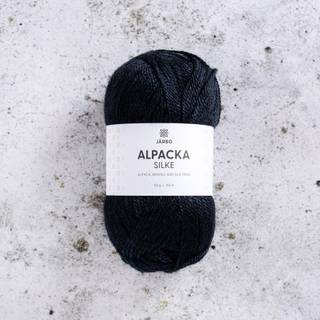 Järbo Alpacka Silke 04 Black raven Indhold: 45% baby alpaca, 40% merinould, 15% silke Vægt/længde: 50 g = ca. 165 meter Anbefalede pinde: 3.5 mm Strikkefasthed: 10 x 10 cm = 24 m x 32 p Vask:Håndvask.