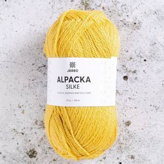 Järbo Alpacka Silke 16 Yellow primrose Indhold: 45% baby alpaca, 40% merinould, 15% silke Vægt/længde: 50 g = ca. 165 meter Anbefalede pinde: 3.5 mm Strikkefasthed: 10 x 10 cm = 24 m x 32 p Vask:Håndvask.