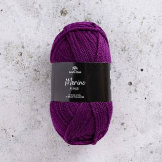 Svarta Fåret Merino Maxi 17 Morbæreliksir Indhold: 100% Merinould Vægt/længde: 50 g = ca. 80 meter Anbefalede pinde: 4.5-5.5 mm Strikkefasthed: 10 x 10 cm = 16-18 m x 22-24 p Anbefalede hæklenåle: 5 mm Hæklefasthed: 10 x 10 cm = 14 fm x 17 r Vask: Håndvask, lunkent vand.