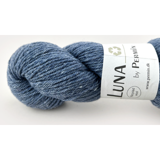 Permin Luna 32 Lys denim Indhold: 100% Genanvendt uld Vægt/længde: 50 g = ca. 175 meter Anbefalede pinde: 3,50 mm Strikkefasthed: 10 x 10 cm = 21 masker x 30 rækker Vaskes på uldprogram (maks. 30ºC) / tåler ikke tørretumbling, tørres fladt.