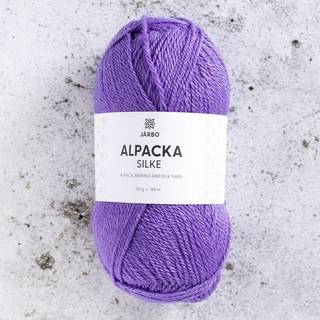 Järbo Alpacka Silke 22 Lilac allium Indhold: 45% baby alpaca, 40% merinould, 15% silke Vægt/længde: 50 g = ca. 165 meter Anbefalede pinde: 3.5 mm Strikkefasthed: 10 x 10 cm = 24 m x 32 p Vask:Håndvask.