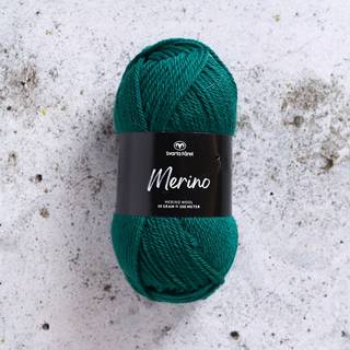 Svarta Fåret Merino 20 Lianejungle Indhold: 100% Merinould Vægt/længde: 50 g = ca. 100 meter Anbefalede pinde: 3.5-4.5 mm Strikkefasthed: 10 x 10 cm = 19-21 m x 28-30 p Anbefalede hæklenåle: 4 mm Hæklefasthed: 10 x 10 cm = 17 fm x 20 r Vask: Håndvask, lunkent vand.