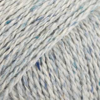 DROPS Soft Tweed 21 Stille vand Indhold: 50% Uld, 25% Alpaca, 25% Viscose Garngruppe: B (20 - 22 masker) / 8 ply / DK Vægt/længde: 50 g = ca. 130 meter Anbefalede pinde: 4.00 mm Strikkefasthed: 10 x 10 cm = 21 m x 28 p Håndvask, max 30°C / Tørres fladt / Kan filtes.