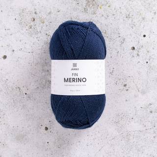 Järbo Fin Merino 13 Blue night Indhold: 100% ubehandlet merinould Vægt/længde: 50 g = ca. 235 meter Anbefalede pinde: 2-3 mm Strikkefasthed: 10 x 10 cm = 28-30 m x 38-40 p Vask:Håndvask.
