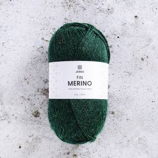 Järbo Fin Merino 11 Green grove Indhold: 100% ubehandlet merinould Vægt/længde: 50 g = ca. 235 meter Anbefalede pinde: 2-3 mm Strikkefasthed: 10 x 10 cm = 28-30 m x 38-40 p Vask:Håndvask.