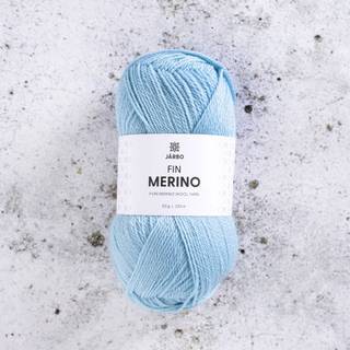 Järbo Fin Merino 14 Blue horizon Indhold: 100% ubehandlet merinould Vægt/længde: 50 g = ca. 235 meter Anbefalede pinde: 2-3 mm Strikkefasthed: 10 x 10 cm = 28-30 m x 38-40 p Vask:Håndvask.