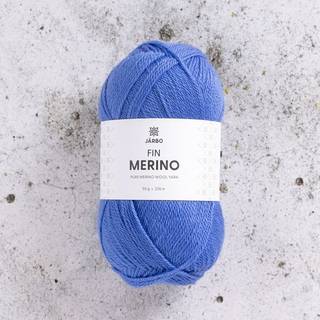 Järbo Fin Merino 15 Blue delphinium Indhold: 100% ubehandlet merinould Vægt/længde: 50 g = ca. 235 meter Anbefalede pinde: 2-3 mm Strikkefasthed: 10 x 10 cm = 28-30 m x 38-40 p Vask:Håndvask.