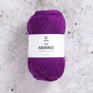 Järbo Fin Merino 18 Purple grape Indhold: 100% ubehandlet merinould Vægt/længde: 50 g = ca. 235 meter Anbefalede pinde: 2-3 mm Strikkefasthed: 10 x 10 cm = 28-30 m x 38-40 p Vask:Håndvask.