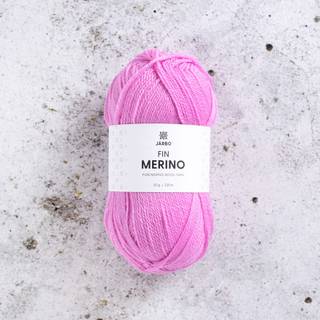 Järbo Fin Merino 19 Pink cupcake Indhold: 100% ubehandlet merinould Vægt/længde: 50 g = ca. 235 meter Anbefalede pinde: 2-3 mm Strikkefasthed: 10 x 10 cm = 28-30 m x 38-40 p Vask:Håndvask.