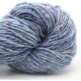 Erika Knight Pure Tweed 4726 Twizel Castel Blå Indhold: 100% uld Vægt/længde: 100 g = ca. 160 meter Anbefalede pinde: 5-6 mm Strikkefasthed: 10 x 10 cm = 16 m x 24 p Vask: Håndvask/ Tåler ikke tørretumbling.