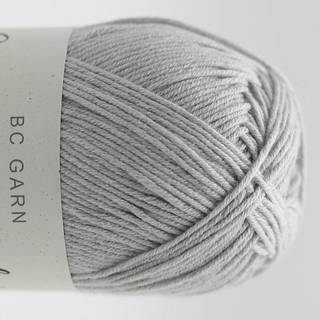 BC Garn Summer in Kashmir GOTS 19 Lys grå Indhold: 90% Bomuld, 10% Cashmere Vægt/længde: 50 g = ca. 165 meter Anbefalede Pinde: 2.5-3.5 mm Strikkefasthed: 10x10 cm = 24 m x 32 p Vask: Håndvask / Tåler ikke tørretumbling.