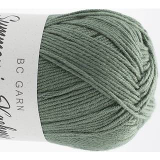 BC Garn Summer in Kashmir GOTS 22 Grønlig grå Indhold: 90% Bomuld, 10% Cashmere Vægt/længde: 50 g = ca. 165 meter Anbefalede Pinde: 2.5-3.5 mm Strikkefasthed: 10x10 cm = 24 m x 32 p Vask: Håndvask / Tåler ikke tørretumbling.