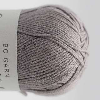 BC Garn Summer in Kashmir GOTS 20 Stålgrå Indhold: 90% Bomuld, 10% Cashmere Vægt/længde: 50 g = ca. 165 meter Anbefalede Pinde: 2.5-3.5 mm Strikkefasthed: 10x10 cm = 24 m x 32 p Vask: Håndvask / Tåler ikke tørretumbling.