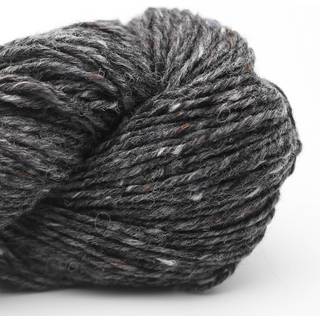 Erika Knight Pure Tweed 4582 Norham Castle Grå Indhold: 100% uld Vægt/længde: 100 g = ca. 160 meter Anbefalede pinde: 5-6 mm Strikkefasthed: 10 x 10 cm = 16 m x 24 p Vask: Håndvask/ Tåler ikke tørretumbling.