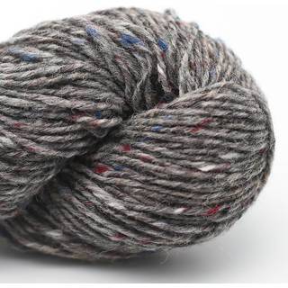 Erika Knight Pure Tweed 4809 Giant's Stone Grå Indhold: 100% uld Vægt/længde: 100 g = ca. 160 meter Anbefalede pinde: 5-6 mm Strikkefasthed: 10 x 10 cm = 16 m x 24 p Vask: Håndvask/ Tåler ikke tørretumbling.