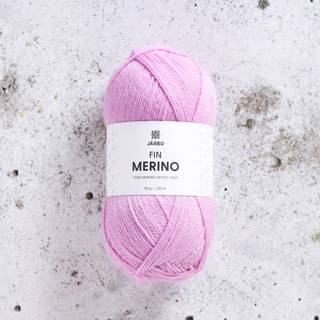 Järbo Fin Merino 06 Pink blossom Indhold: 100% ubehandlet merinould Vægt/længde: 50 g = ca. 235 meter Anbefalede pinde: 2-3 mm Strikkefasthed: 10 x 10 cm = 28-30 m x 38-40 p Vask:Håndvask.