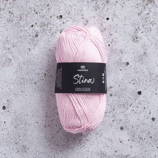 Svarta Fåret Stina 42 Babypink Indhold: 100% kæmmet bomuld Vægt/længde: 50 g = ca. 80 meter Anbefalede pinde: 5 mm Strikkefasthed: 10 x 10 cm = 18 m Vask: Vask ved 40 ℃.