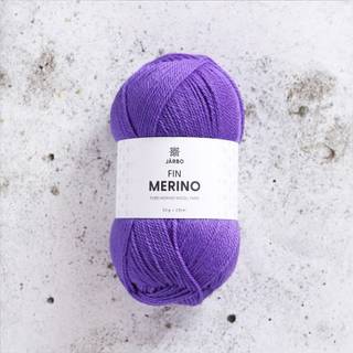Järbo Fin Merino 07 Lilac allium Indhold: 100% ubehandlet merinould Vægt/længde: 50 g = ca. 235 meter Anbefalede pinde: 2-3 mm Strikkefasthed: 10 x 10 cm = 28-30 m x 38-40 p Vask:Håndvask.