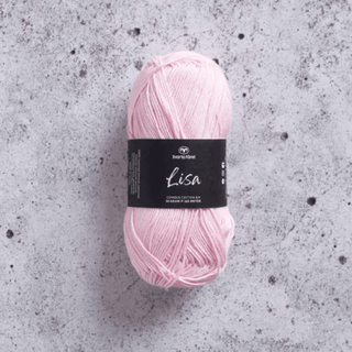 Svarta Fåret Lisa 042 Baby pink Indhold: 100% kæmmet bomuld Vægt/længde: 50 g = ca. 165 meter Anbefalede Pinde: 3mm Strikkefasthed: 10 cm = 28 m Vask: Maskinvask ved 40℃ / Tåler ikke tørretumbling.